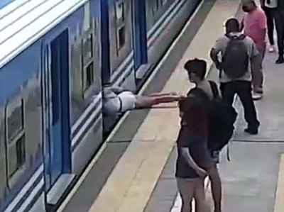 Video: una mujer trastabilló en el andén, cayó debajo del tren y sobrevivió