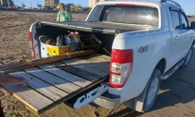 Insólito: se llevaba las bajadas de la playa para usar como leña