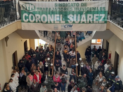 Los empleados del municipio protestan en el hall