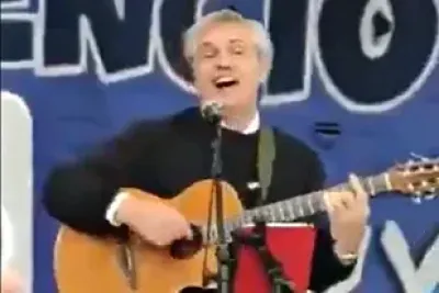 El kirchnerismo chicaneó a Alberto Fernández por su guitarreada en Florencio Varela