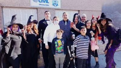 Se casaron y fueron vestidos al registro civil como Los Locos Addams