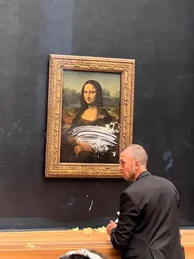 Atacaron a “La Gioconda” con un tortazo