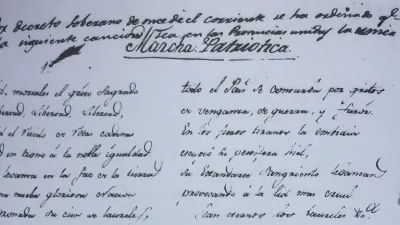 Duraba veinte minutos y tenía una letra agresiva contra España: la historia de transformación del Himno Nacional Argentino