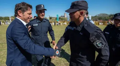 Axel Kicillof anunció que los policías bonaerenses tendrán un aumento salarial de 60% en el año