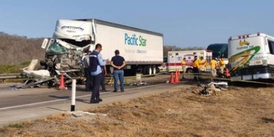 Dos muertos y 10 heridos graves: un micro iba por la ruta, quiso pasar un auto, chocó de frente contra un camión y acoplado