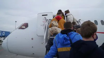 Un vuelo humanitario comandado por Enrique Piñeyro traerá a los primeros refugiados ucranianos a la Argentina