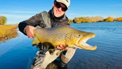 «¡Mirá lo que es esto, es gigante!»: pescó una trucha de 6 kilos en el río Limay, a 65 km de Neuquén