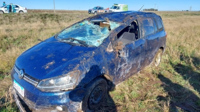 Un conductor se salvó de milagro tras un impresionante vuelco en cercanías a Bahía