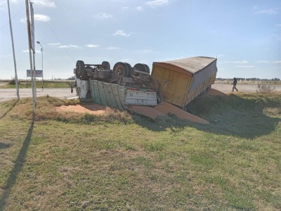 Volcó un camión en el ingreso a Bonifacio