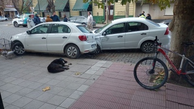 Un taxista se descompensó, chocó autos estacionados y lamentablemente falleció