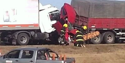 Dos autos quedaron aplastados por un camión: murieron 4 personas en un tremendo choque en cadena