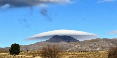 Una nube en forma de sombrero sobre el Tres Picos causó furor en la Comarca