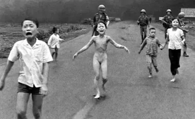 Su cuerpito quemándose, desnuda y aterrada: a 50 años de la niña que dio vuelta la guerra de Vietnam