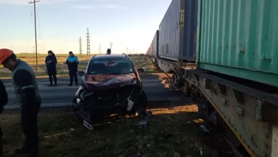 Un auto chocó contra un tren en la ruta 51, pero no se registraron personas heridas