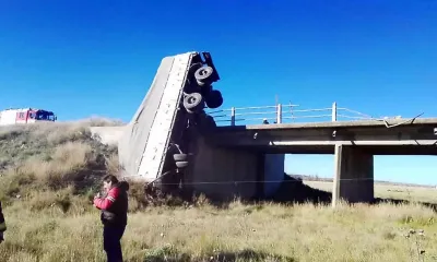 El acoplado de un camión quedó colgado en uno de los siete puentes de la Ruta 51 (VIDEO)