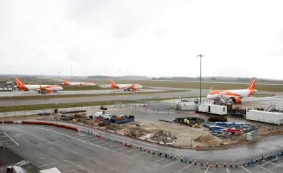 Récord de calor en Reino Unido: cerraron un aeropuerto porque se derrite la pista de aterrizaje