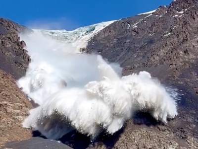 VIDEO: filma una impresionante avalancha que se le viene encima y lo sepulta