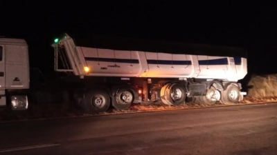 Un camionero que estaba alcoholizado volcó en la ruta 51