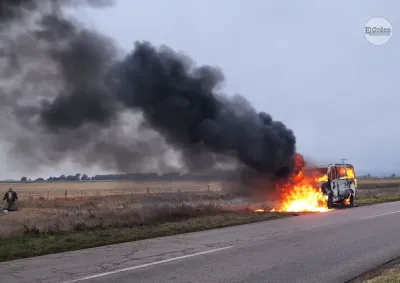 Pérdida total por incendio de la combi de una familia suarense (fotos)