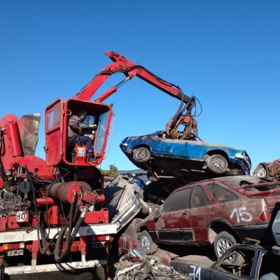 En Pigüé compactaron 77 autos secuestrados por la Justicia