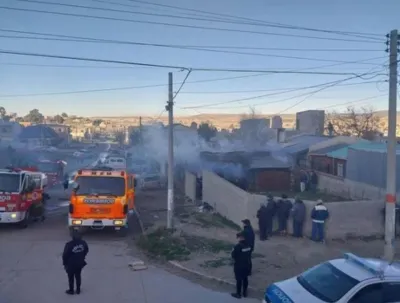 Una mujer intentó salvar de un incendio a sus dos hijos y los tres murieron abrazados abajo de una cama