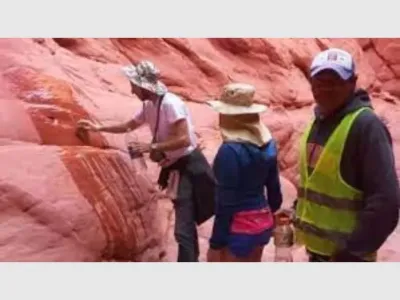 Turistas debieron limpiar una roca que rayaron al visitar un circuito del norte jujeño