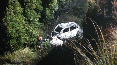 Chocó contra el guardarrail y cayó al Río Ququén Salado