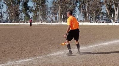 Un árbitro le prestó sus botines a un joven futbolista y dirigió todo el partido en medias