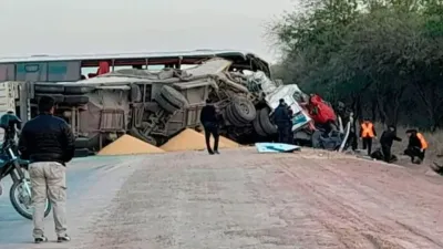 Brutal accidente entre un colectivo y un camión: seis muertos