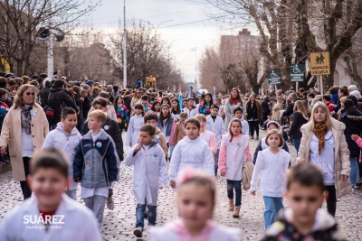 La comunidad acompañó el tradicional desfile sobre avenida Adolfo Alsina