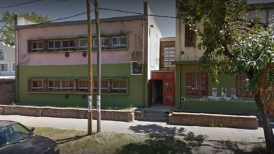 La hija se agarró a piñas en la escuela y su madre trompeó a la directora