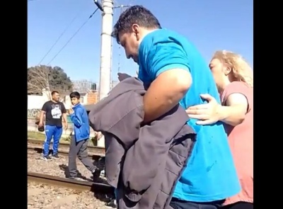 Un tren atropelló y mató a un nene que jugaba en las vías y los vecinos agredieron al maquinista