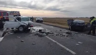 Murieron 2 hermanos: perdieron el control de su auto y chocaron contra un camión