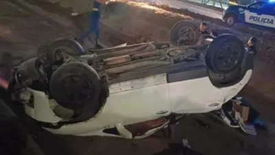 Volcaron con el auto y les robaron mientras esperaban una ambulancia