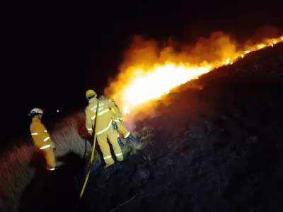 Ruta 51: bomberos apagan incendio de gran magnitud en un campo