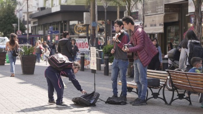 “Los chicos de la peatonal”: dos hermanos hacen música en San Justo para poder pagar sus estudios