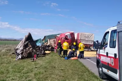 Saavedra: Dos camiones chocaron de frente en la ruta 33