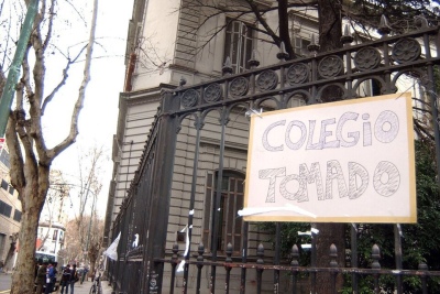 Toma de colegios: alumnos cerraron con candado el Pellegrini y ni las autoridades pueden entrar