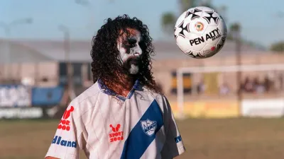 El futbolista metalero del Ascenso que rompió los moldes: de pintarse la cara y embarrar la camiseta a su doloroso final