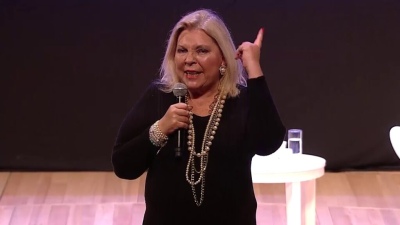 Elisa Carrió fulminó a Cristina Kirchner: «No es una mujer preparada ni culta, es vulgar con vestido de rica»