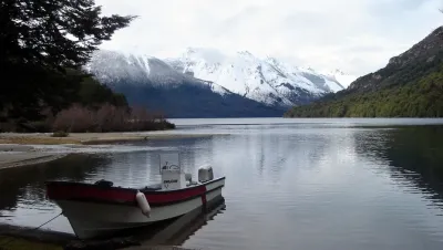 Sigue la disputa legal por un camino para llegar a un lago en Bariloche