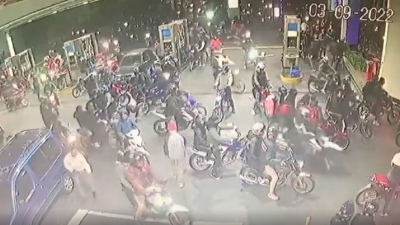 Video: impresionante ataque de motochorros en una estación de servicio