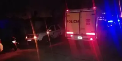 Corría una picada en moto a alta velocidad, hizo una peligrosa maniobra, se estrelló de frente contra un auto.Dos muertos