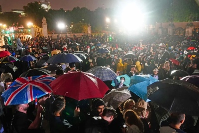 Bajo la lluvia, una multitud despide a Isabel II frente al palacio de Buckingham: "Dios salve a la reina"