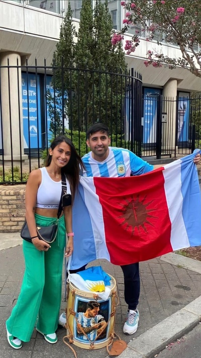 Un argentino llegó a París, les tocó el timbre a los Messi y lo atendió Antonela Roccuzzo: “Es muy humilde”