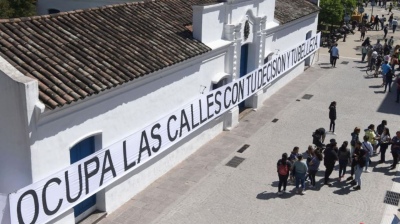 Un grupo de personas destrozó una intervención artística en la Casa Histórica de Tucumán: “Es un insulto”