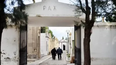 Viedma: Entraron a un cementerio, sacaron el cuerpo de un cajón y lo sentaron sobre un banco