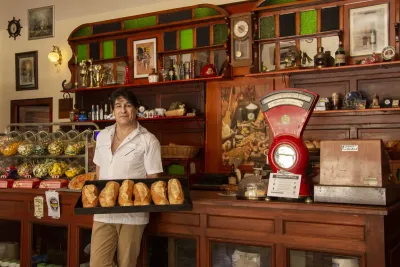 “Hacer pan es un acto de amor”. Volvió y restauró una panadería de 140 años en Saavedra y se metió en el alma de su pueblo