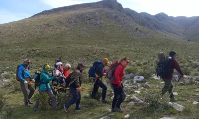 Montañistas subieron a una joven discapacitada a las sierras