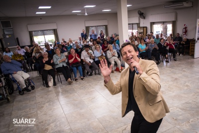 El reconocido cantante de tango Jorge Vázquez brilló en el espectáculo que brindó en el quincho del Hogar Domingo Goñi